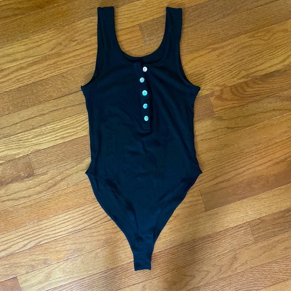 Scoop Neck Button Down Ribbed Tank Top - Picture 6 of 6